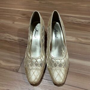 Annie Vintage 90s Chunky Gold Quilted Women's Heels Size 8 1/2